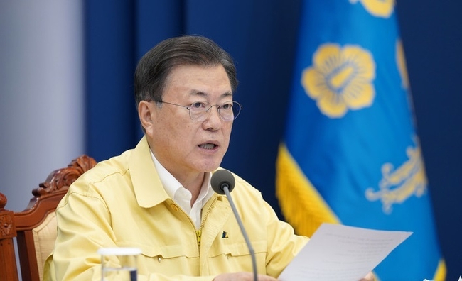 문재인 대통령이 지난해 11월29일 청와대 여민관 영상회의실에서 열린 코로나19 대응 특별방역점검회의에 참석해 발언하는 모습. (사진=뉴시스 제공)