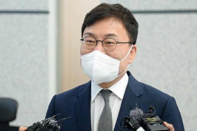  무소속 이상직 의원이 3일 전북 전주시 전주지방법원에서 열린 속행 공판에 출석하기 앞서 질의에 답변하고 있다. (사진=뉴시스 제공)