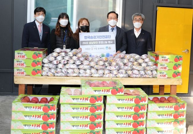 한국승강기안전공단 이용표 이사장과 관계자들이 설날을 앞두고 27일 진주재가노인통합지원센터를 찾아 독거노인을 위한 물품을 전달하고 있다