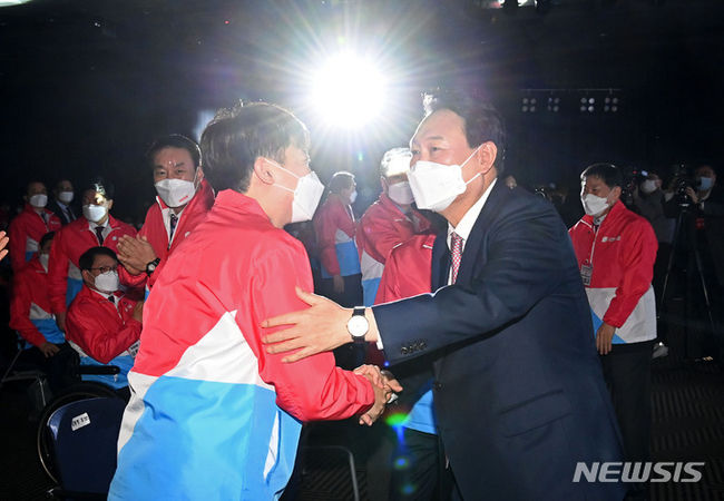 윤석열 국민의힘 대선 후보가 26일 오후 서울 영등포구 중소기업중앙회에서 열린 '우리가 윤석열이다!' 국회의원 및 원외당협위원장 필승 결의대회에서 이준석 대표와 인사하고 있다. (사진=뉴시스 제공)