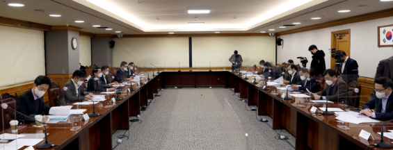 이억원 기획재정부 제1차관이 27일 오전 서울 중구 은행회관빌딩에서 열린 거시경제 금융회의에 참석해 발언하고 있다.(사진=뉴시스 제공)