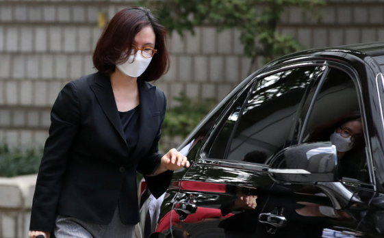 '자녀 입시비리·사모펀드' 및 업무방해 등 혐의로 기소된 정경심 전 동양대학교 교수가 지난 2020년 9월24일 오후 서울 서초구 서울중앙지법에서 열리는 공판에 출석하기 위해 법정으로 들어가고 있다.(사진=뉴시스 제공)