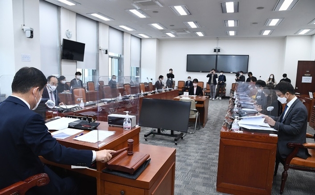 27일 서울 여의도 국회에서 윤리특별위원회 전체회의에서 김진표 윤리특별위원장이 개회를 선언하고 있다. (사진=뉴시스 제공)