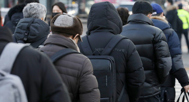 지난 20일 오전 서울 종로구 세종대로 인근에서 시민들이 이동하고 있다.(사진=뉴시스 제공)