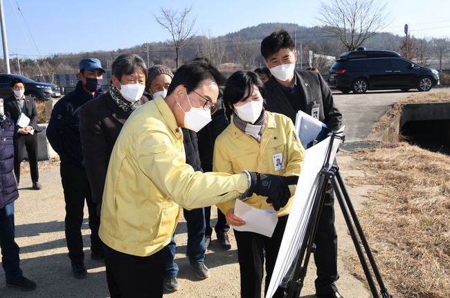 지난 21일 한정우 군수가 대지면 읍면방문 현장점검을 하고 있다.