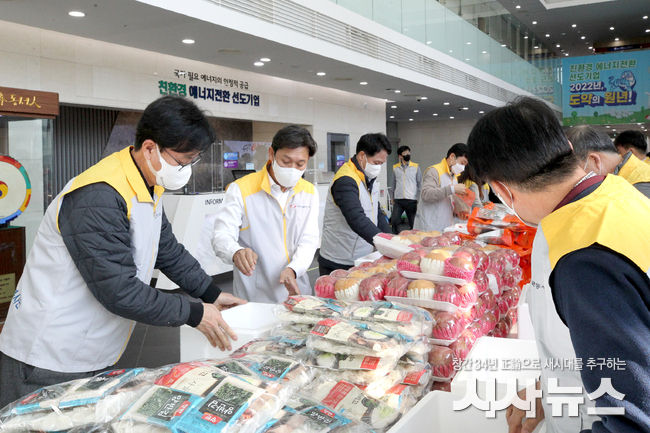 김영문 동서발전 사장(왼쪽에서 두번째)이 임직원들과 함께 명절을 맞아 어려운 이웃에 전달할 꾸러미를 포장하고 있다.