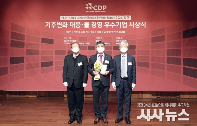 왼쪽부터 양춘승 CDP한국위원회 상임부위원장, 황병우 DGB금융지주 전무, 장지인 CDP한국위원회 위원장.