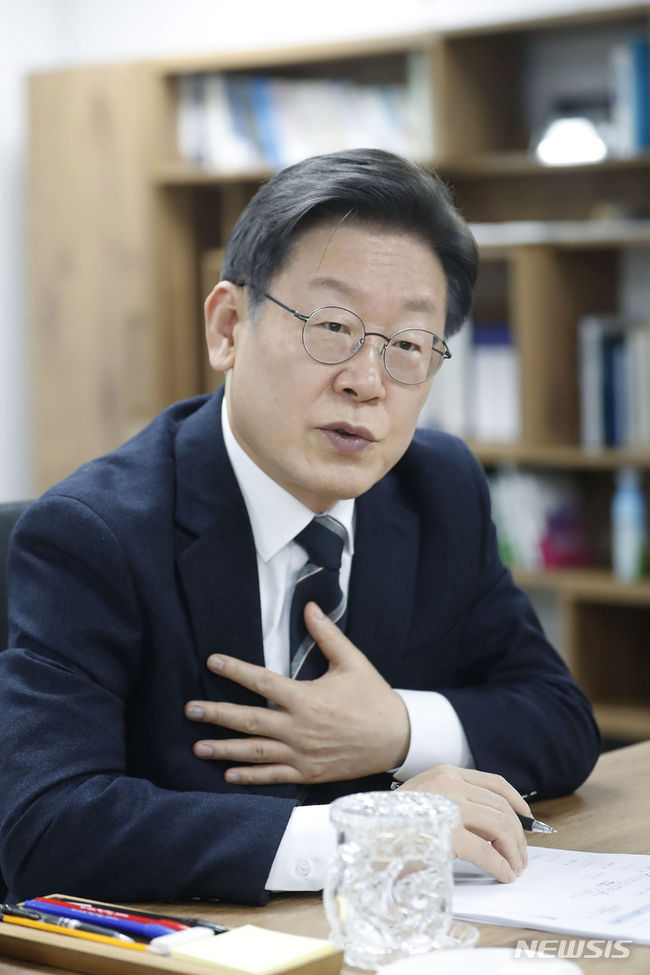 이재명 더불어민주당 대선 후보가 17일 서울 여의도 중앙당사 집무실에서 뉴시스와 인터뷰를 하고 있다. (사진=뉴시스 제공)