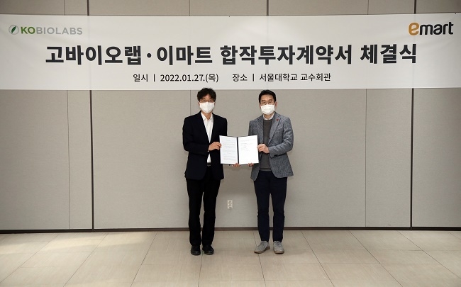 고광표 고바이오랩 대표와 강희석 이마트 대표가 27일 합작투자계약을 체결한 뒤 기념촬영을 하고 있다. (고바이오랩 제공)