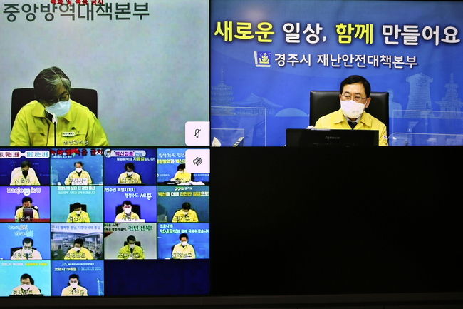주낙영 경주시장이 28일 오전 경주시 경주시 재난안전대책본부 상황실에서 열린 코로나19 중앙재난안전대책본부 영상회의에 참석해 자리하고 있다.