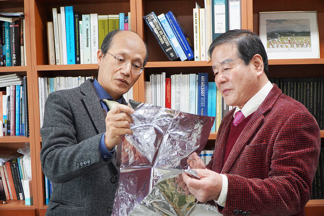왼쪽부터 부산대 신보성 교수, 지큐지원 정해동 대표