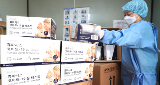 28일 오전 서울 중구 서울역에 마련된 임시선별검사소에서 의료진이 신속항원검사를 위한 자가진단키트를 정리하고 있다.(사진=뉴시스 제공)