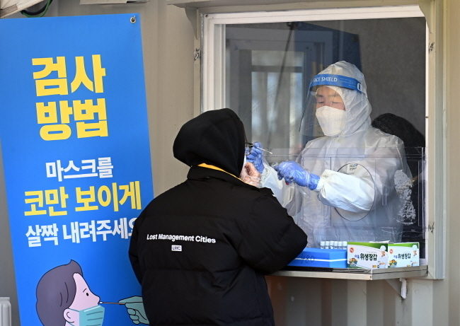 28일 오후 경기도 용인시 영동고속도로 상행선 용인휴게소에 마련된 코로나19 임시선별검사소에서 시민들이 검사를 받고 있다. (사진=뉴시스 제공)