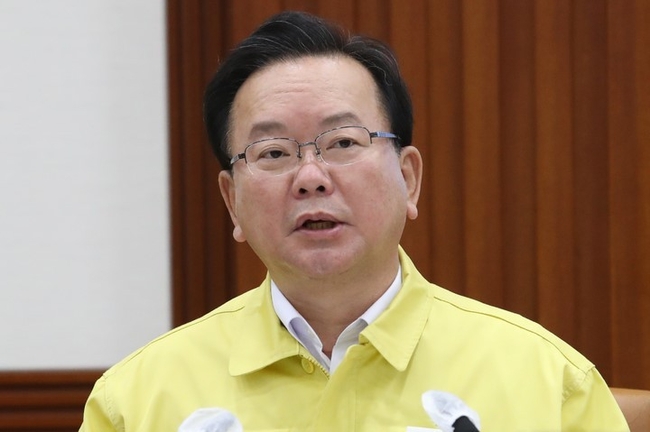 김부겸 국무총리가 설 연휴 첫 날인 29일 자신의 페이스북에 설 연휴 이동 자제를 당부하는 메시지를 남겼다.