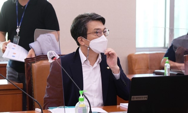 지난해 8월18일 오후 서울 여의도 국회에서 열린 언론중재 및 피해구제 등에 관한 법률 일부개정법률안(언론중재법) 심의를 위한 문화체육관광위원회 안건조정위원회에서 비교섭단체 조정위원으로 선임된 김의겸 열린민주당 의원이 마스크를 고쳐쓰고 있다. (공동취재사진)