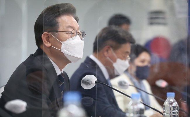 이재명 더불어민주당 대선 후보가 지난 28일 서울 용산구 대한의사협회를 방문해 간담회를 갖고 발언하고 있다..