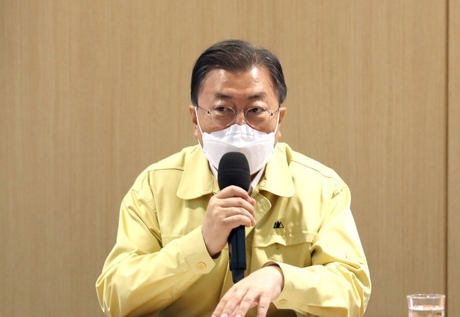 문재인 대통령이 30일 오전 충북 청주시 오송읍 코로나19 자가진단키트 생산공장인 SD바이오센서를 찾아 관계자들에게 발언하고 있다.