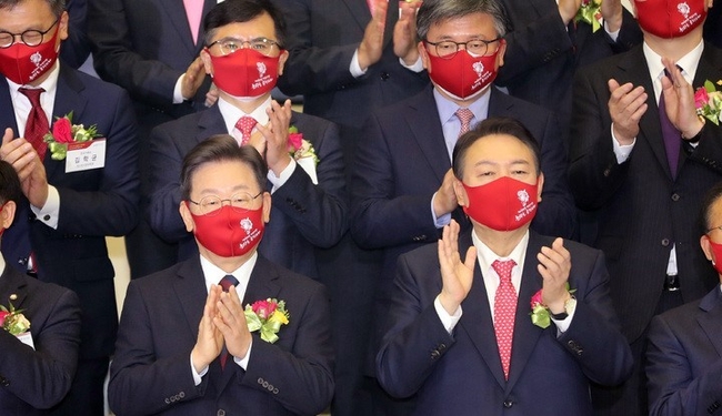 국회사진기자단 = 이재명 더불어민주당 대선 후보, 윤석열 국민의힘 대선 후보가 3일 서울 영등포구 한국거래소에서 열린 2022년 증권·파생상품시장 개장식에 참석해 박수치고 있다.