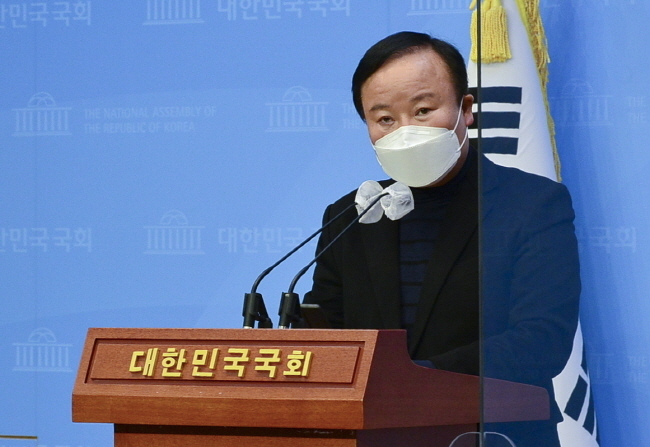 김재원 국민의힘 최고위원은 30일 탈당 후 무소속 출마에 대해 "이번 중·남구국회의원 보궐선거에 출마하지 않겠다"고 밝혔다.