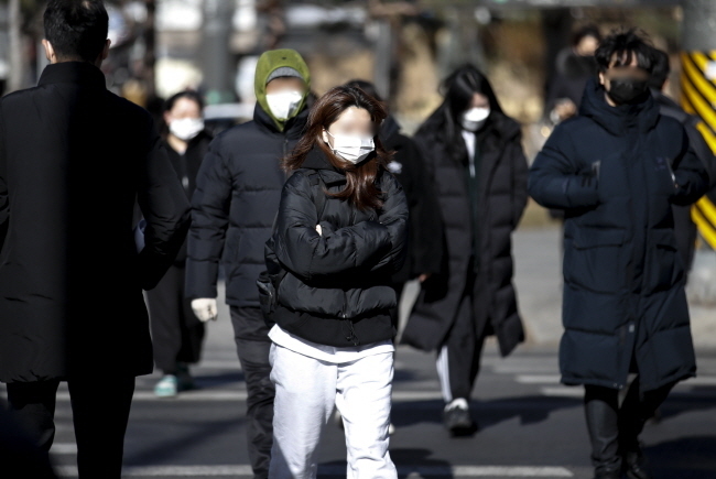 설날을 하루 앞둔 31일은 일부 지역 아침 기온이 영하 10도 아래로 떨어지는 등 추운 날씨가 예상된다. 밤부터는 수도권과 충청권 등에서 눈이 내리겠다.