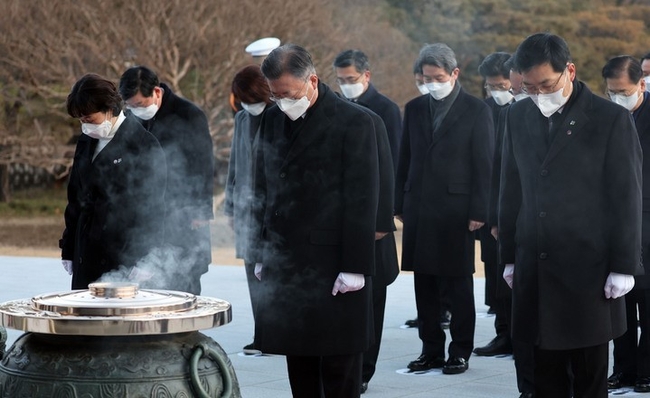 문재인 대통령과 국무위원들이 새해 첫날인 1일 서울 동작동 국립서울현충원을 방문, 현충탑에 분향한 뒤 묵념하고 있다. (사진 제공=뉴시스)