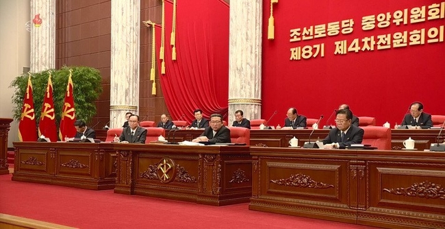 북한 조선중앙TV는 2021년 12월 27일~31일까지 당 중앙위원회 본부청사에서 당 중앙위원회 제8기 제4차 전원회의가 진행 됐다고 1일 보도했다. 김정은 조선노동당 총비서 겸 국무위원장도 전원회의에 참석했다. 당 중앙위원회 정치국 위원들로 집행부가 구성됐으며 김정은 위원장에 전원회의 사회를 위임했다고 밝혔다. 김정은 위원장은 전원회의 소집의 기본 목적과 의의, 중요성에 대해 언급하고 2021년도 당 및 국가사업에 대한 분석과 평가를 내렸다고 전했다. (사진=조선중앙TV 캡처)