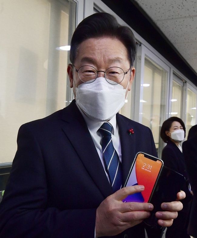 이재명 더불어민주당 대선 후보가 31일 오후 서울 여의도 더불어민주당 중앙당사에서 소확행 국민공모 캠페인 기자회견을 마치고 전달받은 국민제안 시스템 '이재명 플러스' 전용 스마트폰을 들고 있다. (공동취재사진)