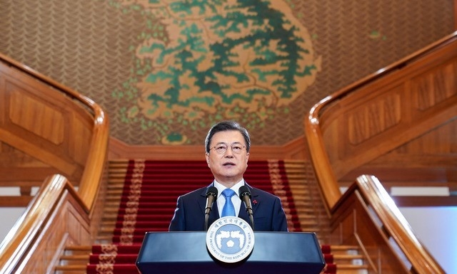 문재인 대통령이 11일 오전 청와대 본관에서 2021년 국정운영 구상과 방향을 국민들께 제시하는 신년사를 발표하고 있다.