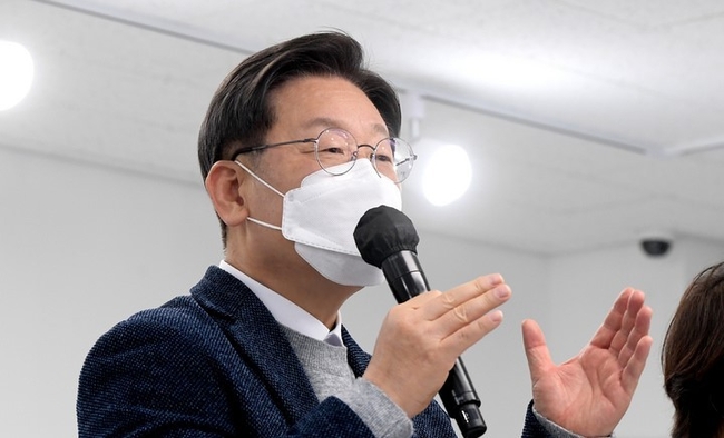 국회사진기자단 = 이재명 더불어민주당 대선 후보가 2일 오후 서울 마포구 한 빌딩에서 열린 미래당사 '블루소다' 개관식에서 축사를 하고 있다.