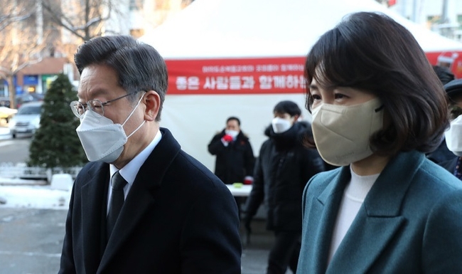 이재명 더불어민주당 대선 후보와 부인 김혜경 씨가 지난해 12월 19일 서울 여의도순복음교회로 예배를 드리기 위해 이동하고 있다.(사진=뉴시스 제공)