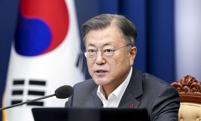 문재인 대통령이 10일 청와대에서 열린 수석보좌관회의에서 발언하고 있다. (사진=뉴시스 제공)