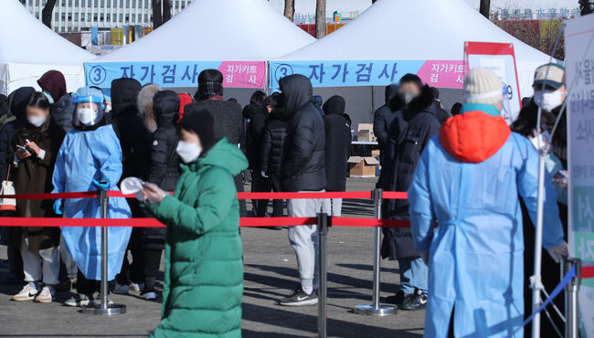 코로나19 신규 확진자가 2만2907명으로 연일 최고치를 기록하고 있는 3일 오후 서울 마포구 월드컵공원 평화광장 임시선별검사소에서 시민들이 신속항원검사를 받기 위해 대기하고 있다. / 사진=뉴시스 제공
