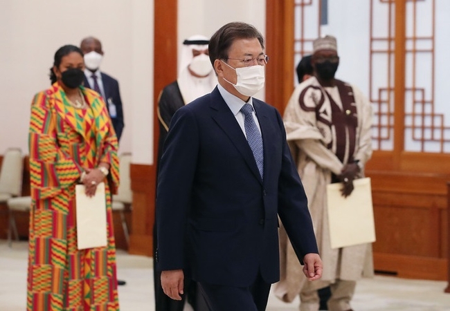 문재인 대통령이 지난해 10월15일 청와대에서 열린 주한대사 신임장 제정식에 참석하고 있는 모습.(사진=뉴시스 제공)