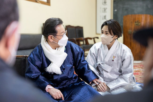 이재명 더불어민주당 대선 후보, 부인 김혜경 씨가 1일 경북 안동시 풍산읍 경주이씨 종친회를 방문해 설 인사를 하고 있다. (사진=더불어민주당 선대위 제공)