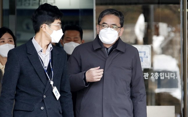 '대장동 개발 특혜로 아들을 통해 50억원을 받았다는 의혹'을 받고 있는 곽상도 전 국민의힘 의원이 지난 4일 오후 서울 서초구 서울중앙지방법원에서 구속 전 피의자 심문(영장실질심사)를 받은후 법정을 나서고 있다. 