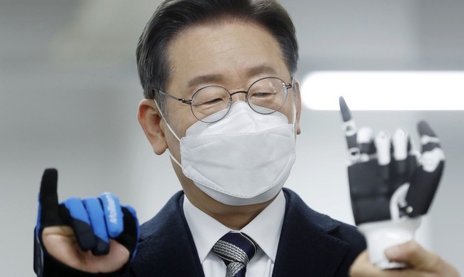이재명 더불어민주당 대선 후보가 5일 울산 울주군 울산과학기술원을 방문해 아바타 손 시연을 하고 있다.