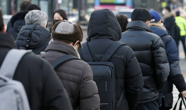 서울 종로구 세종대로 인근에서 시민들이 이동하고 있는 모습. 사진은 기사 내용과 무관.