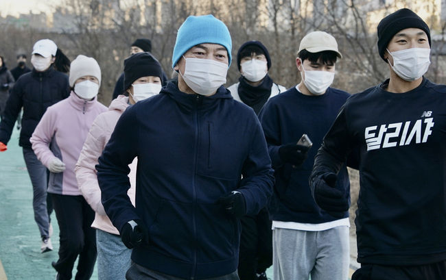 안철수 국민의당 대선 후보와 배우자 김미경 교수, 딸 안설희 박사가 5일 서울 노원구 중랑천에서 서울대 러닝크루 달리샤 회원들과 함께 달리고 있다. (사진=국민의당 제공)