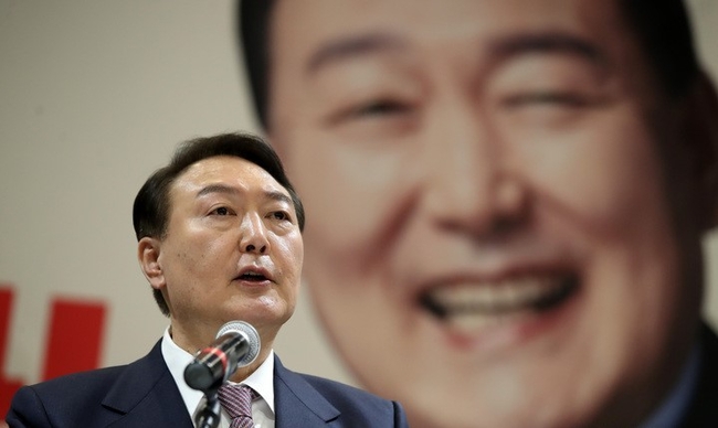윤석열 국민의힘 대선 후보가 5일 제주시 용담1동 제주퍼시픽호텔에서 열린 제주 선거대책위원회 필승 결의대회에서 연설하고 있다.
