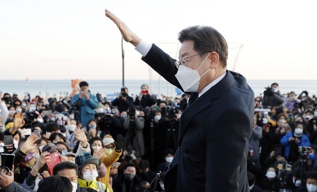 이재명 더불어민주당 대선 후보가 5일 부산 해운대 이벤트광장을 방문해 시민들에게 인사하고 있다.