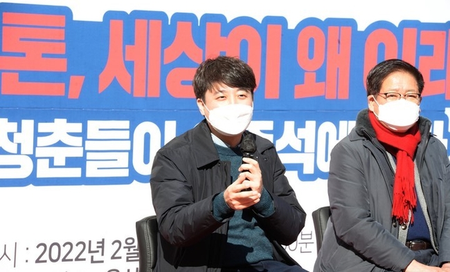 이준석 국민의힘 당 대표가 5일 오후 울산 남구 롯데백화점 광장에서 열린 2030 청춘콘서트에서 청년들의 질문에 답하고 있다.