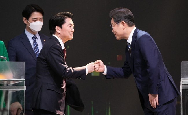 국회사진기자단 = 이재명 더불어민주당, 안철수 국민의당 대선 후보가 3일 서울 여의도 KBS에서 열린 방송 3사 합동 초청 '2022 대선 후보 토론'에 앞서 인사하고 있다.