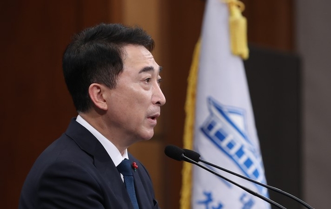 박수현 국민소통수석이 27일 청와대 춘추관에서 문재인 대통령 설 연휴 일정 등과 관련해 브리핑하고 있다. 