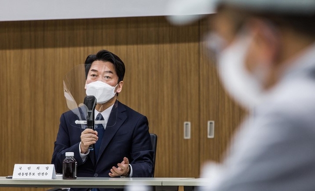 안철수 국민의당 대선 후보가 6일 오후 서울 중구 한국외식업중앙회에서 코로나피해 자영업총연대와 간담회를 하고 있다.