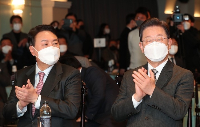  이재명(오른쪽) 더불어민주당 대선후보와 윤석열 국민의힘 대선후보가 18일 오후 서울 여의도 CCMM빌딩에서 열린 2022년 소상공인연합회 신년인사회에 참석해 박수를 치고 있다.