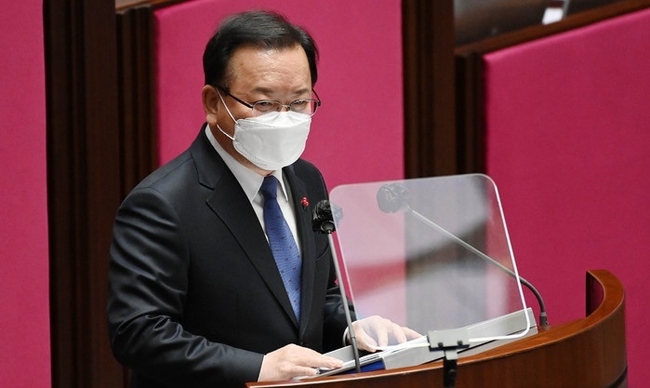 김부겸 국무총리가 지난달 27일 서울 여의도 국회에서 열린 임시국회 본회의에서 2022년 1차 추가경정예산(추경)안 관련 시정연설을 하고 있는 모습.(사진=뉴시스 제공)