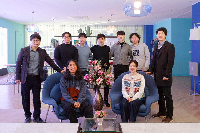 박경덕(좌측 끝) 교수 연구팀. 하단은 공동 제1저자인 이형우(좌측) 연구원과 구연정(우측) 연구원