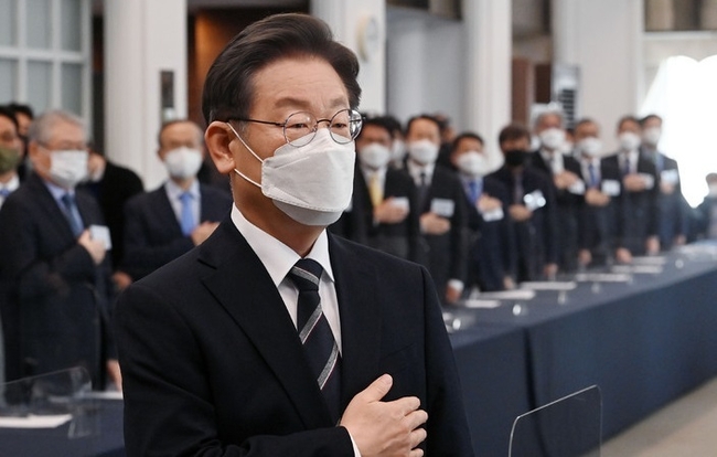 이재명 더불어민주당 대선 후보가 7일 서울 중구 프레스센터에서 열린 민주정부 장·차관급 이재명 후보 지지선언 행사에서 국기에 대한 경례를 하고 있다.(사진=뉴시스 제공)