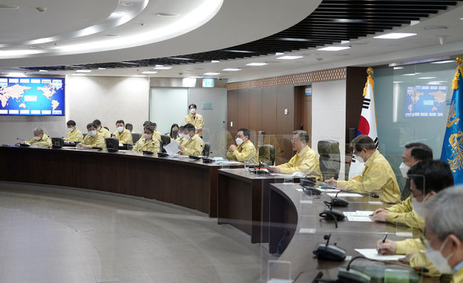 문재인 대통령이 7일 오전 청와대 국가위기관리센터에서 코로나19 중앙재난안전대책본부 회의를 주재하고 있다. (사진=청와대 제공)
