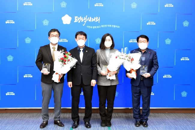 왼쪽부터 평택시의회 이윤하 의원, 홍선의 의장, 권현미 의원, 권영화 의원,